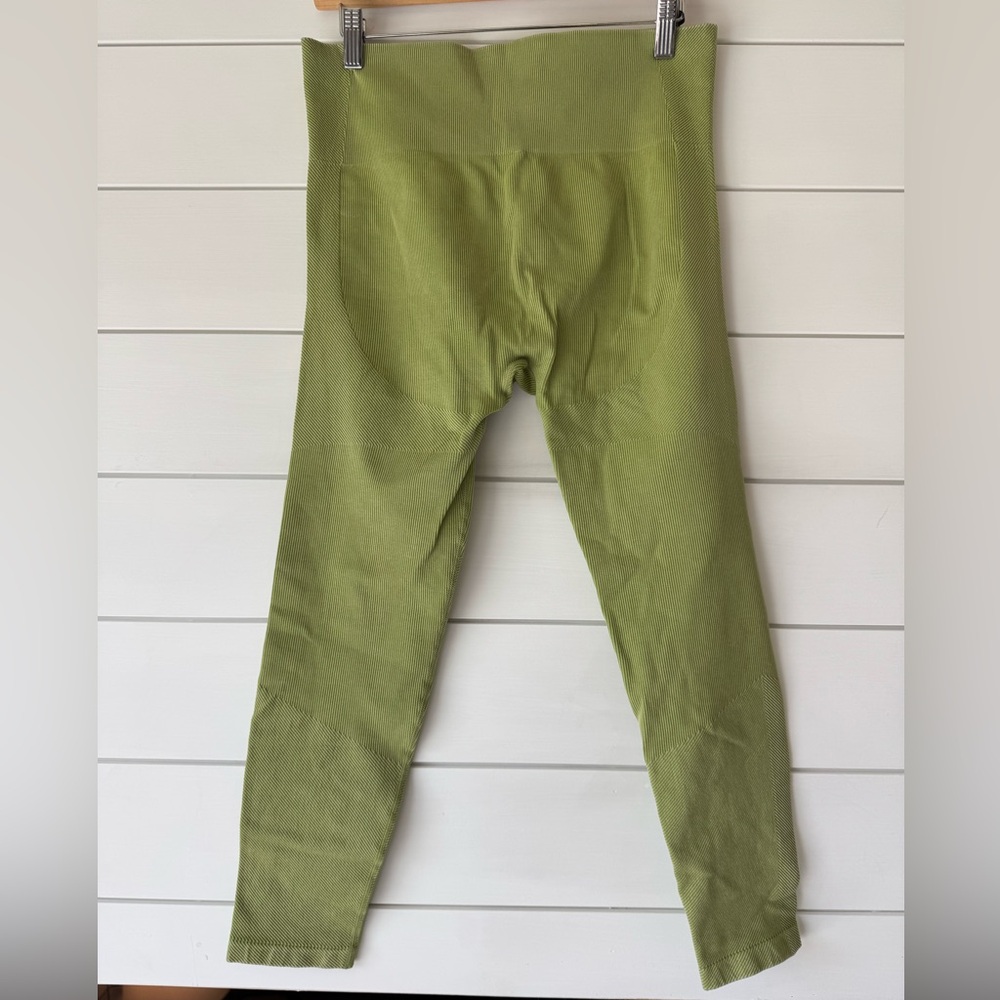 JoyLab women’s ribbed seamless green leggings!